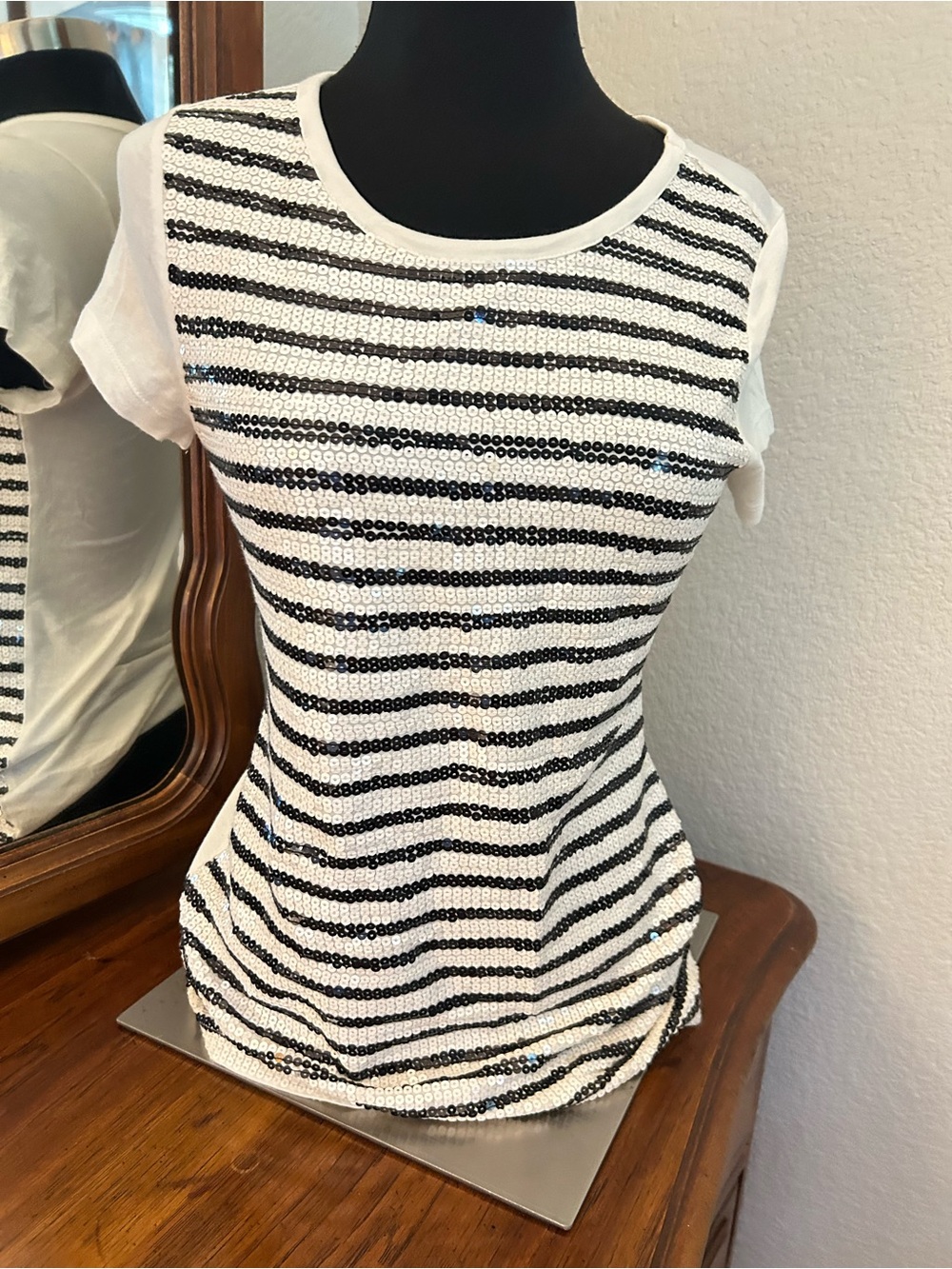Old Navy sequence black and white top. Size XS. NWTGS